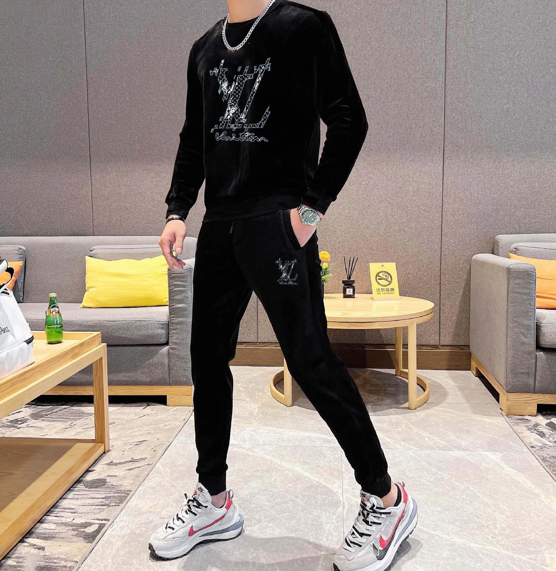 🅿️420 [LV Louis Vuitton] (double-sided gold velvet) hot-selling suit is coming. Focus on the original version of the official website. 2025 new hot-selling gold velvet suit. The original order is the best. 🇭🇰The meticulous work of top designers. Just for a fitting and perfect upper body effect. 100% all-natural high-quality gold velvet, close-fitting comfort, noble and elegant! Original hardware embodies elegance and nobility! Counter size: M-4XL (up to 200 pounds)